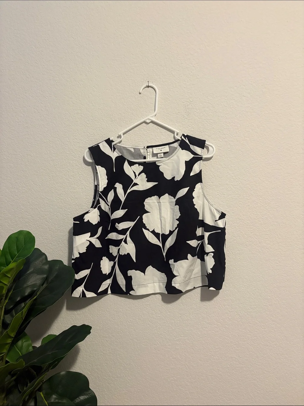 Kate Spade Black & White Floral Crop sleeveless Top - Women's large
